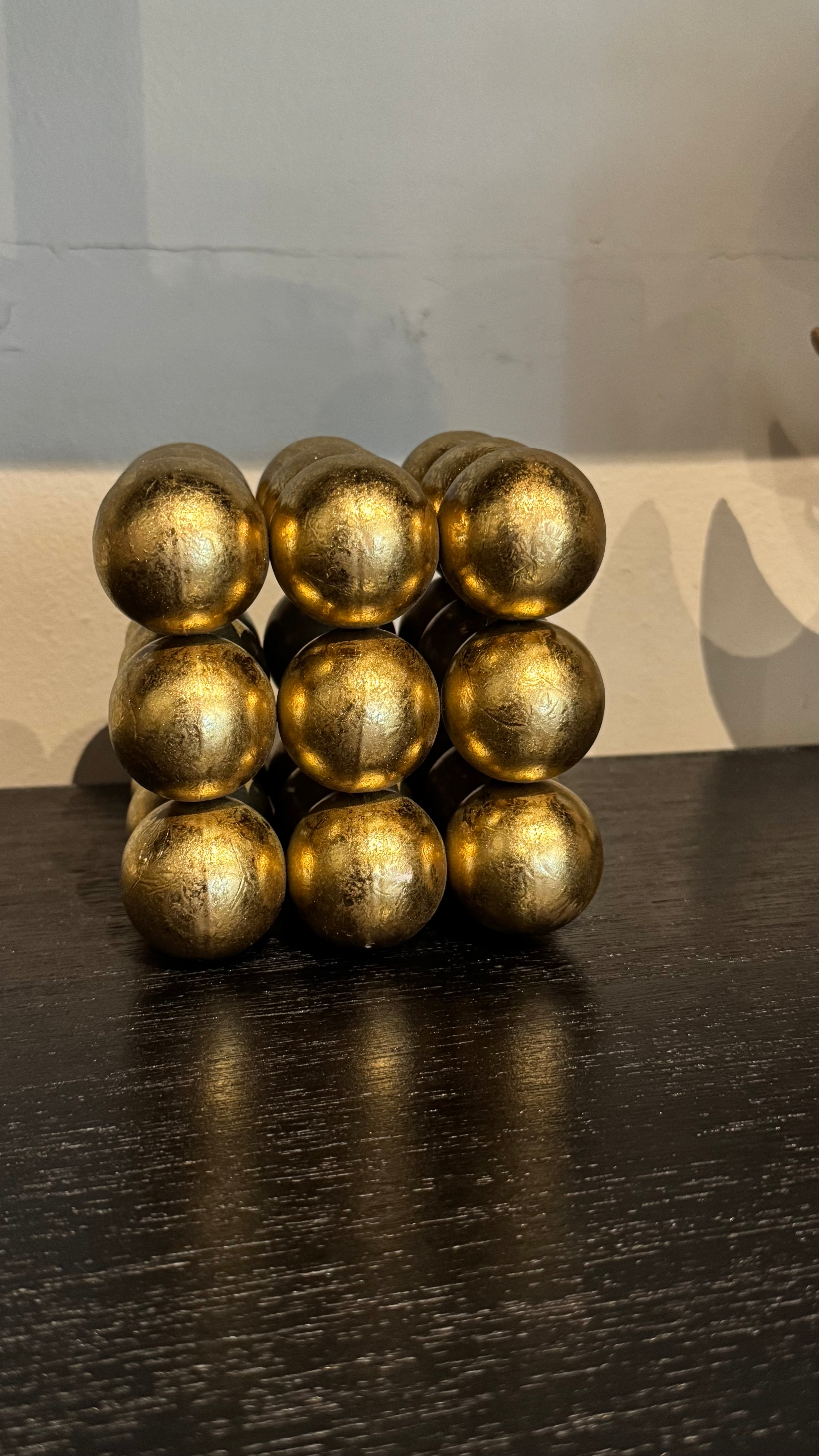 Accesorio decorativo metal acabo negro y dorado