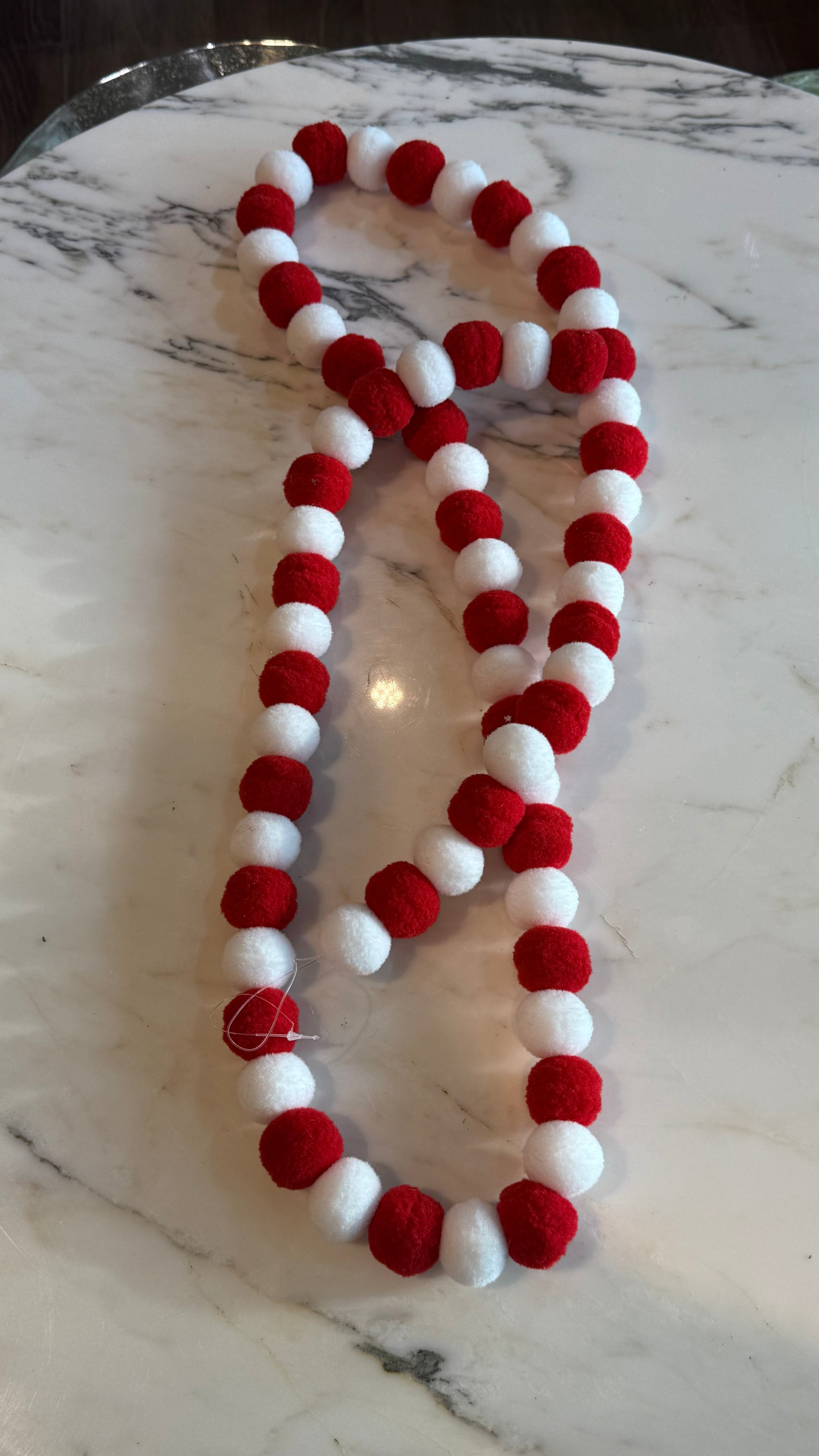 Guía de pom pom rojo blanco