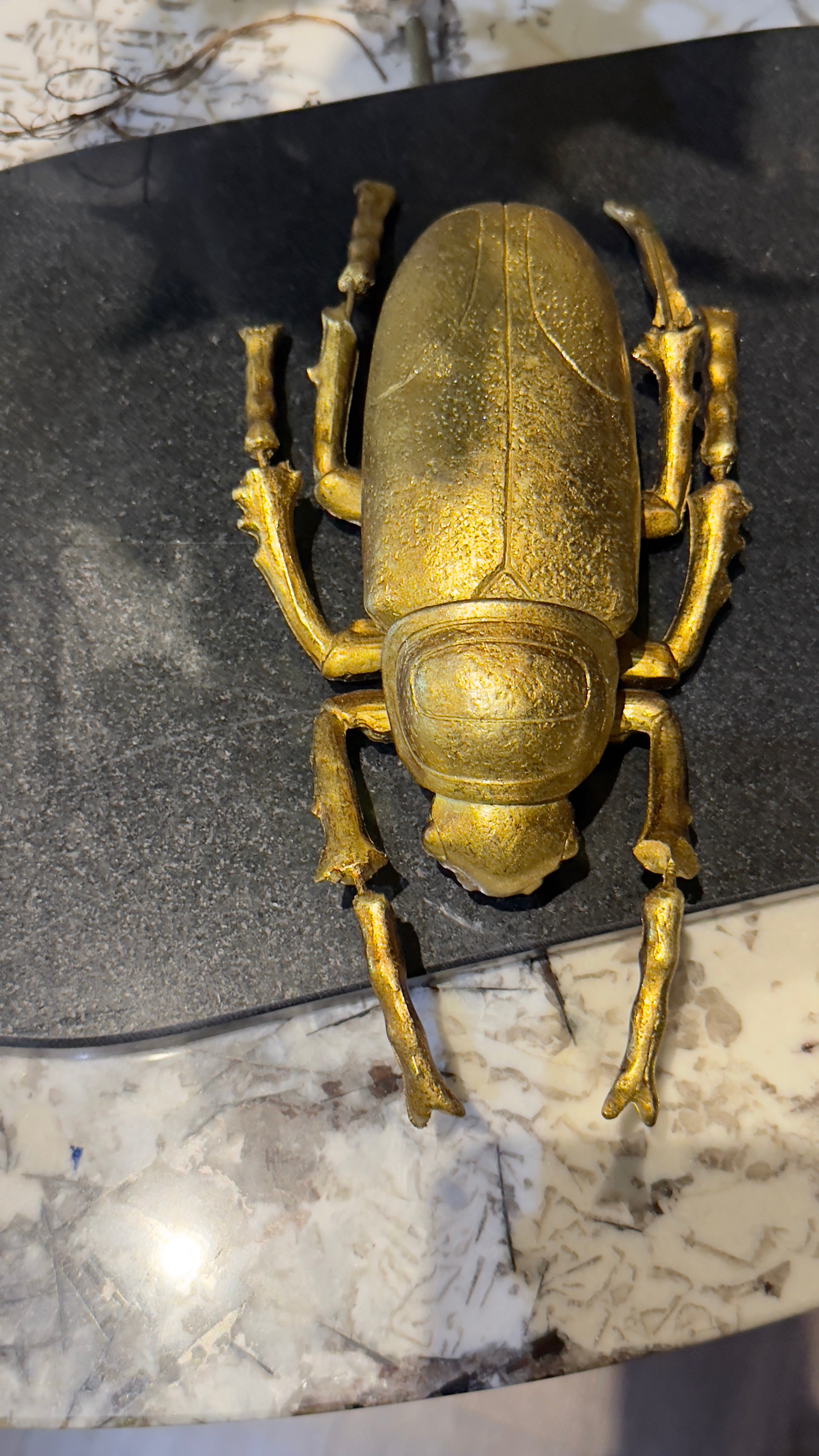 DECORACIÓN CON FORMA DE ESCARABAJO EN RESINA ACABADO DORADO I