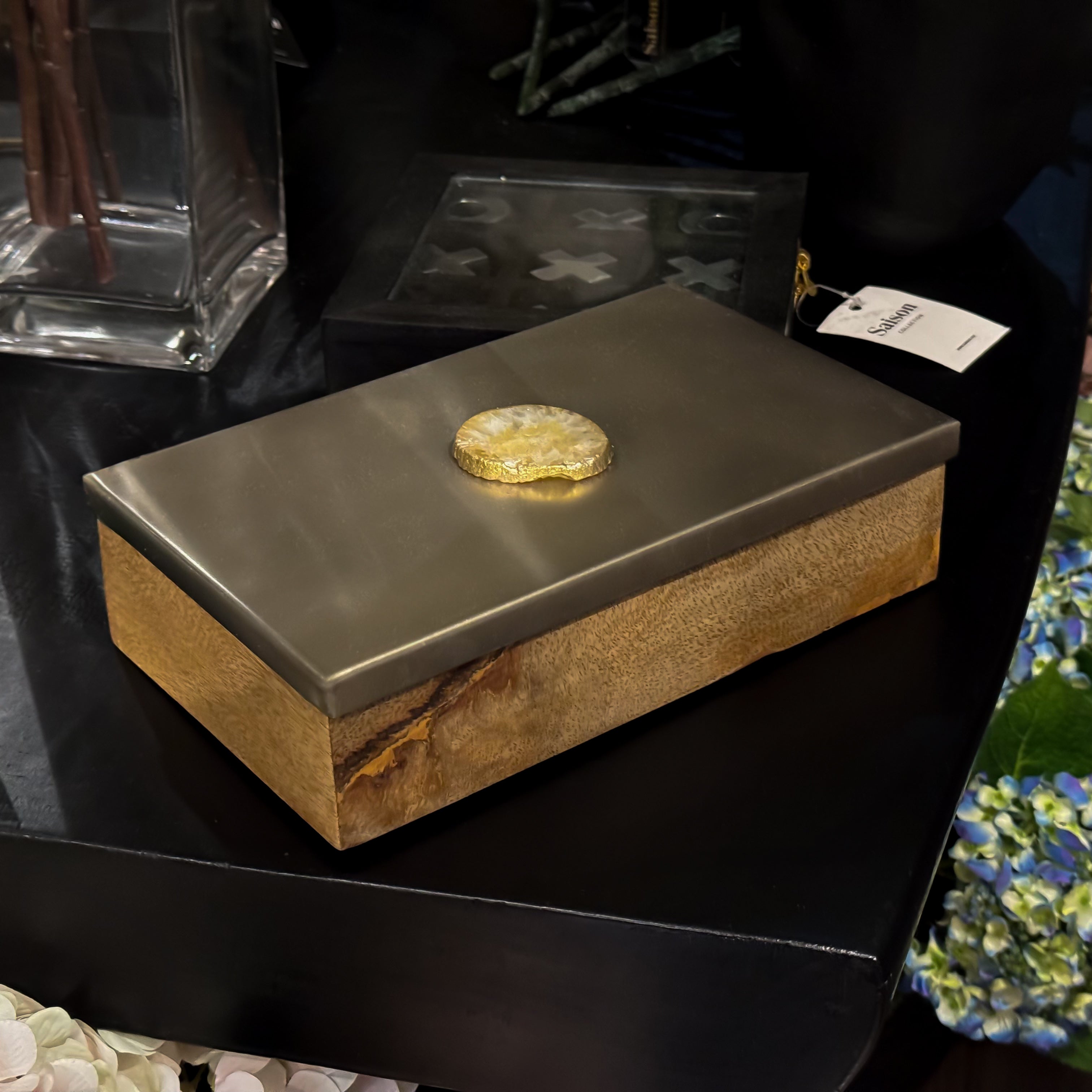 CAJA DE MADERA CON TAPA PLATEADA, DETALLE CON PIEDRA