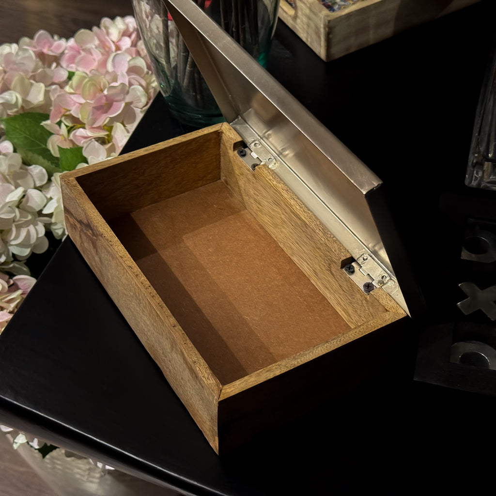 CAJA DE MADERA CON TAPA PLATEADA, DETALLE CON PIEDRA