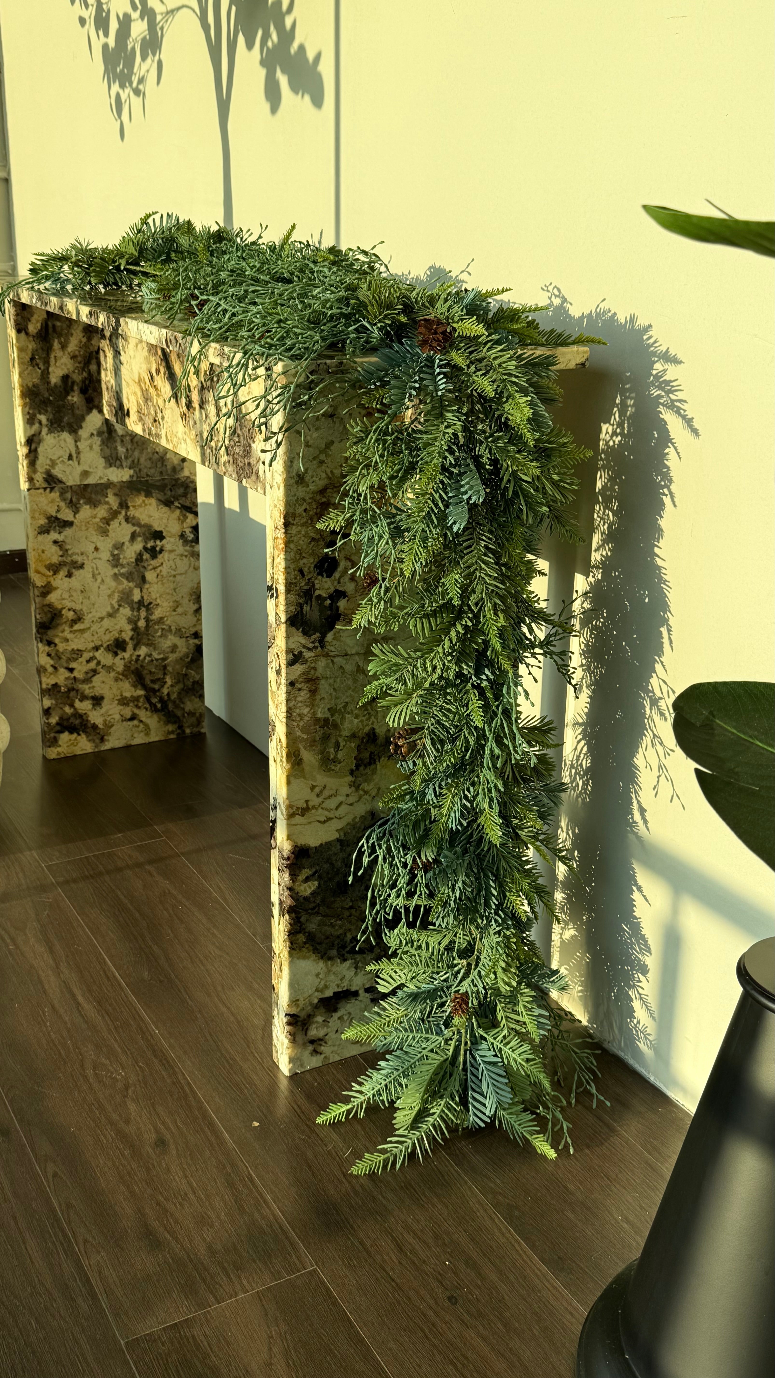 Guía de pino con 3 follaje tacto real