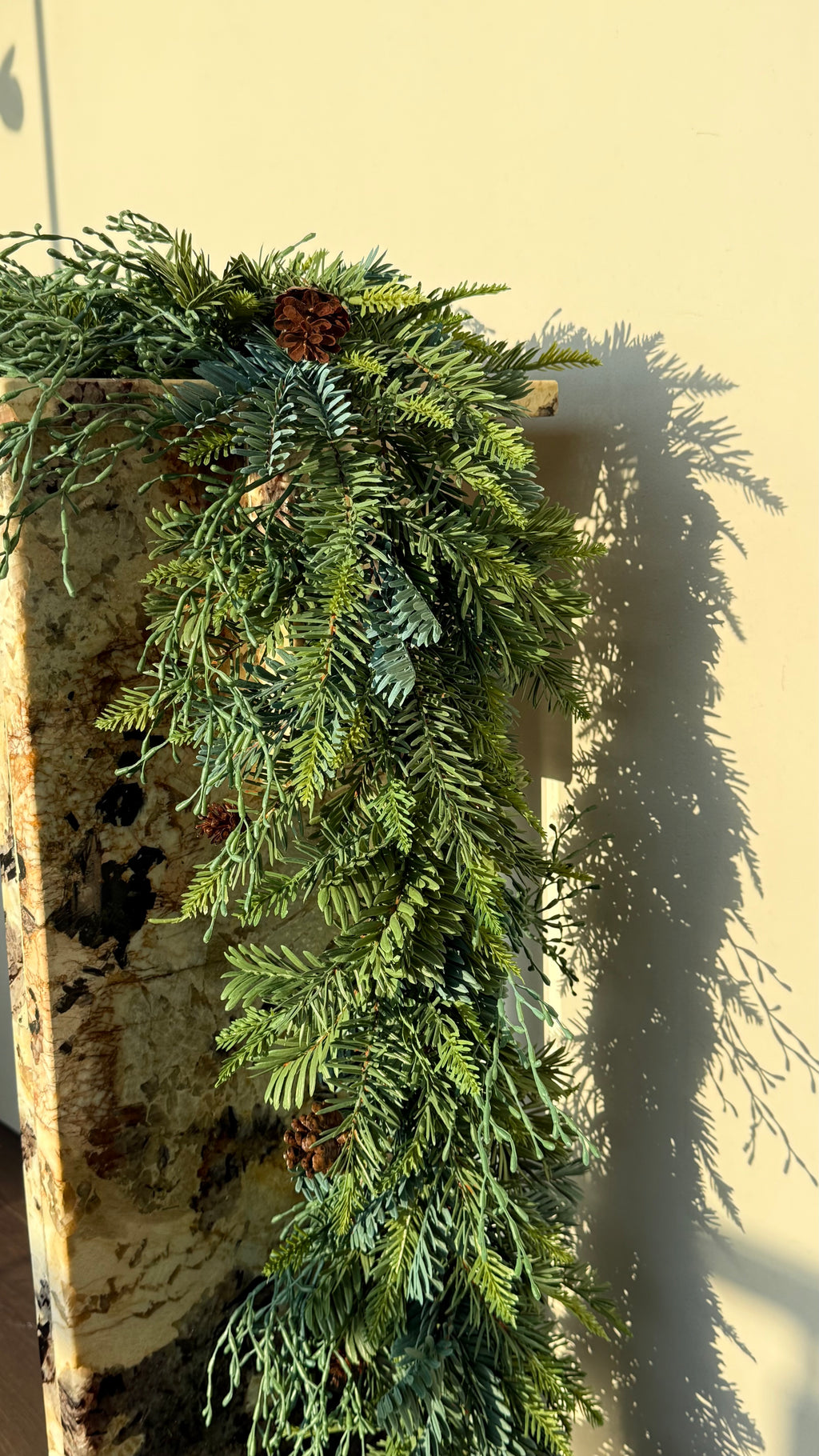 Guía de pino con 3 follaje tacto real