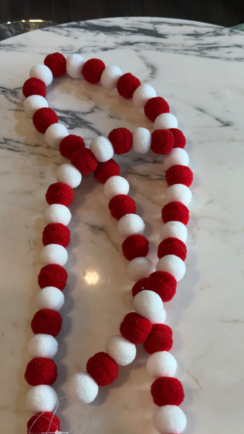 Guía de pom pom rojo blanco