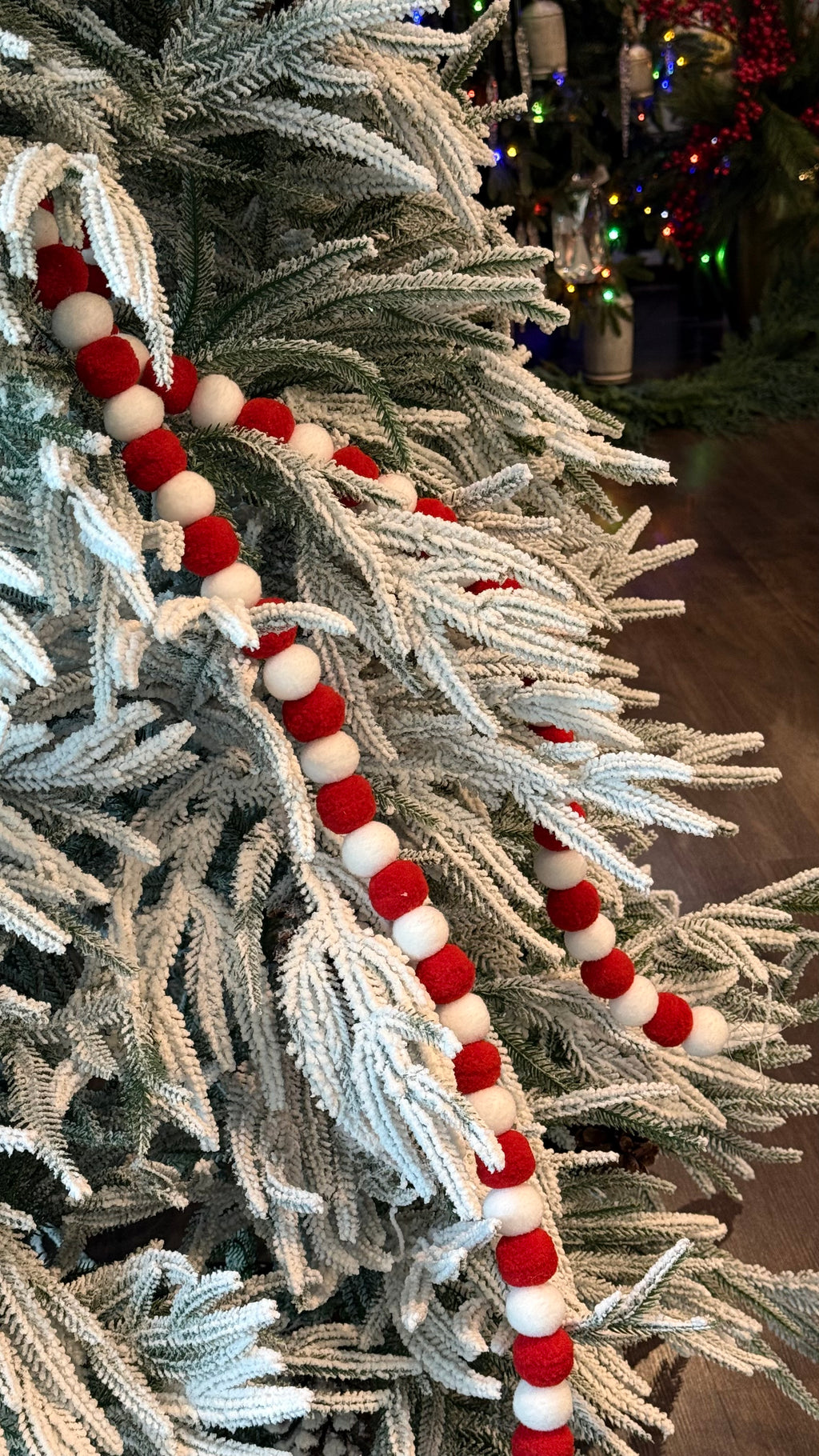 Guía de pom pom rojo blanco