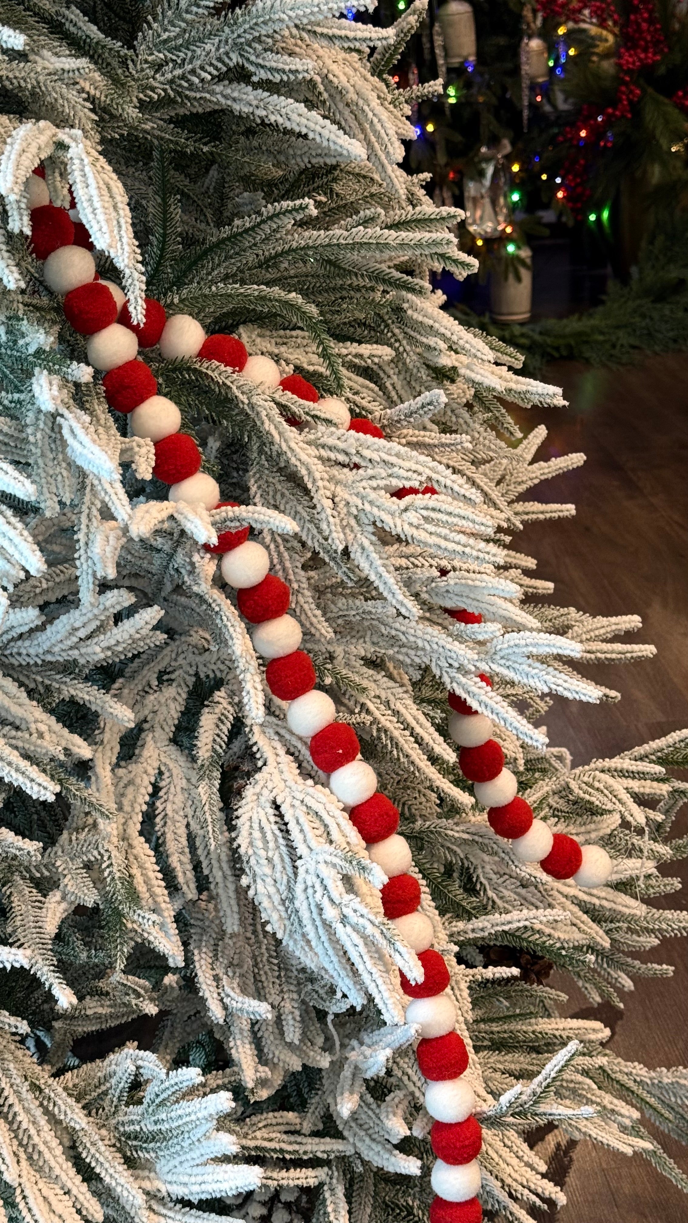 Guía de pom pom rojo blanco