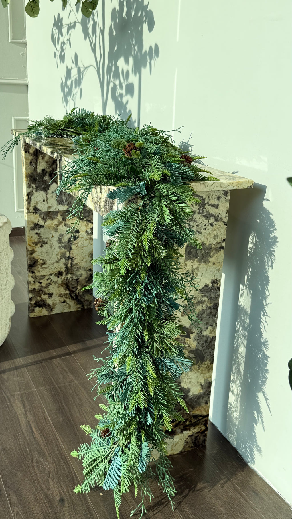 Guía de pino con 3 follaje tacto real