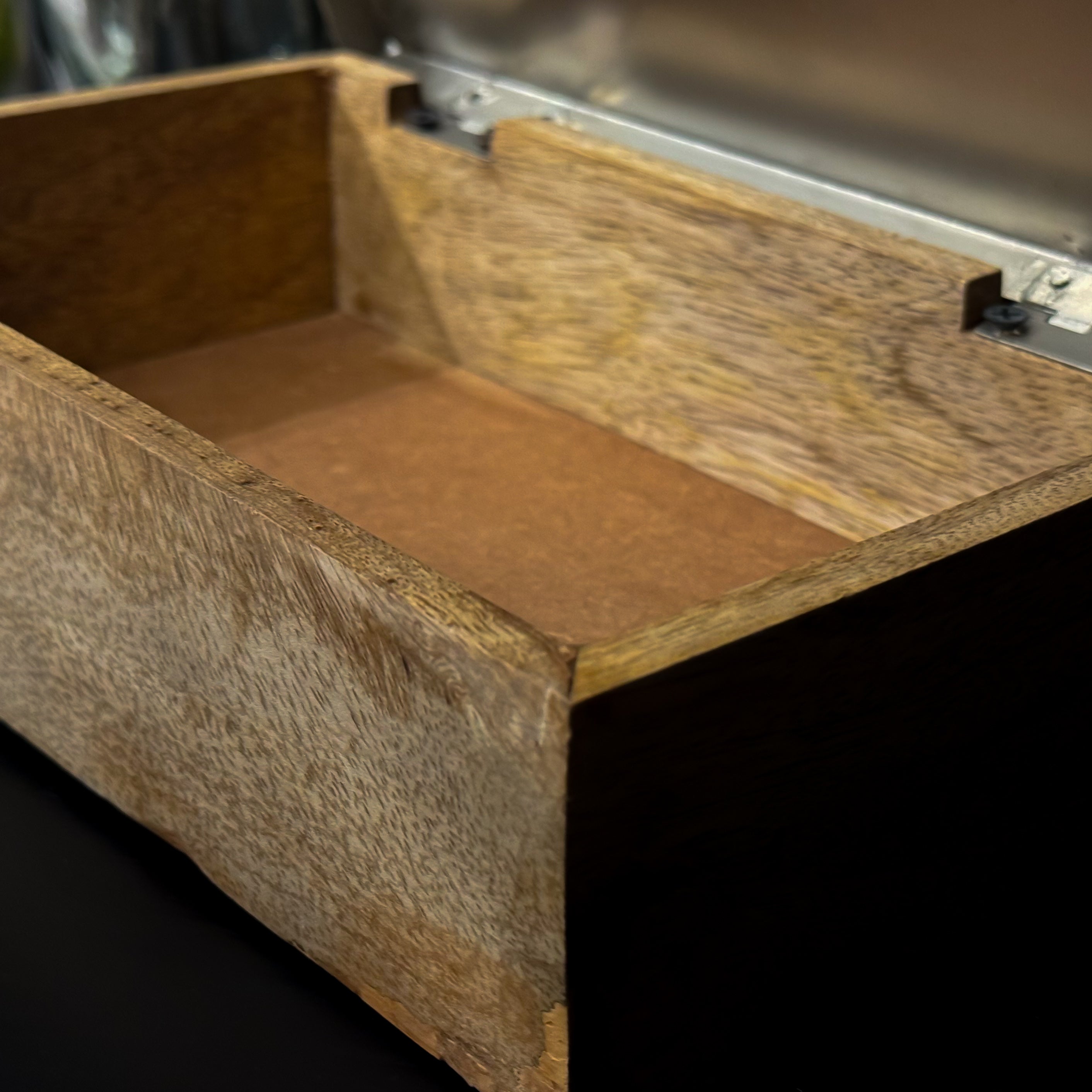 CAJA DE MADERA CON TAPA PLATEADA, DETALLE CON PIEDRA