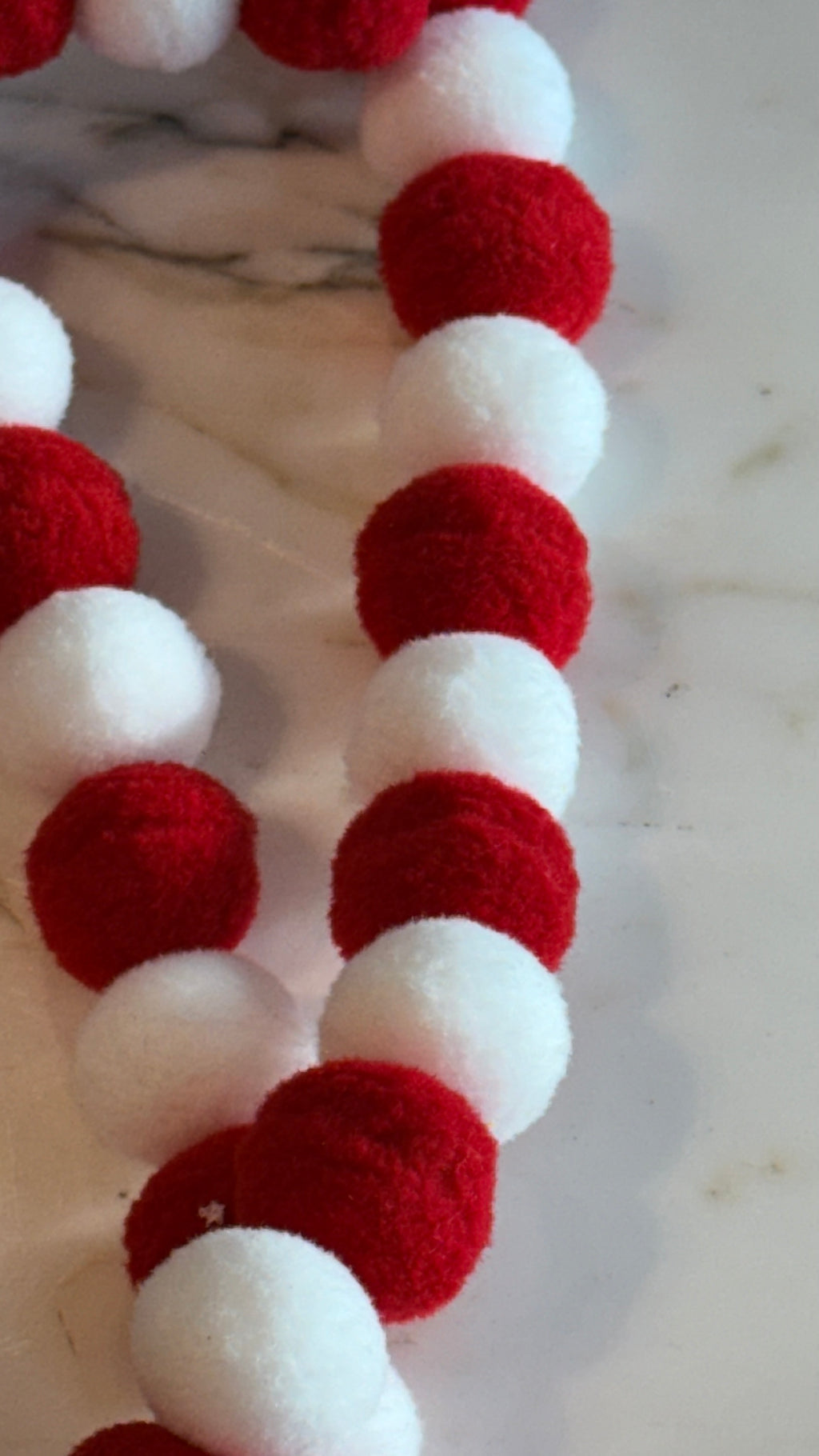 Guía de pom pom rojo blanco