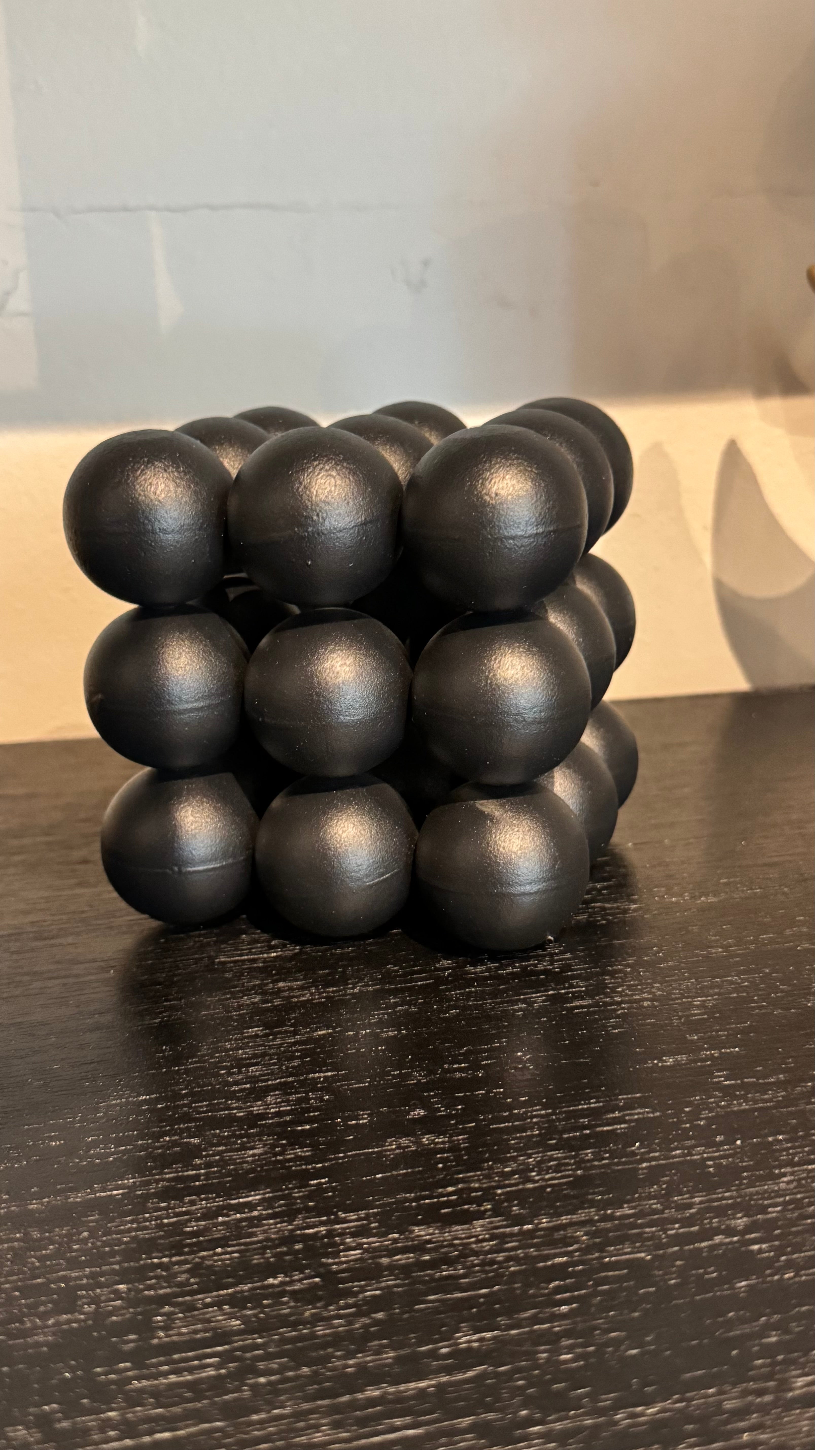 Accesorio decorativo metal acabo negro y dorado