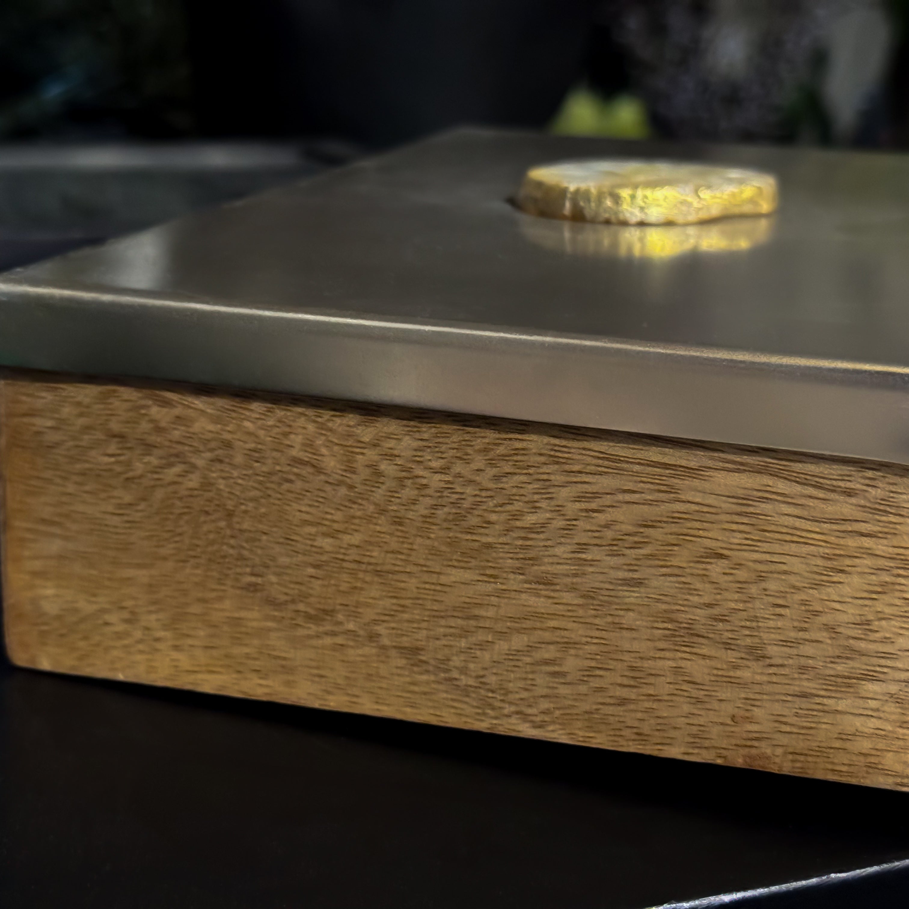 CAJA DE MADERA CON TAPA PLATEADA, DETALLE CON PIEDRA