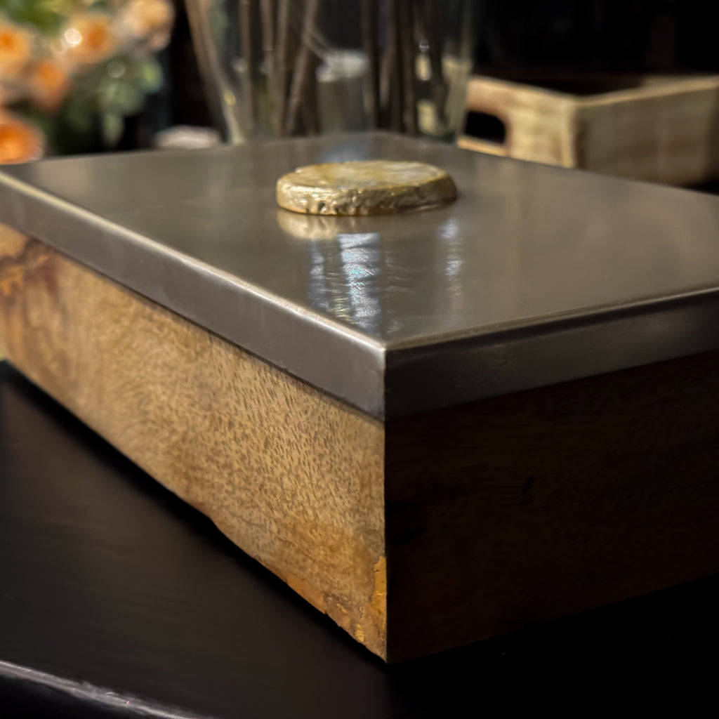 CAJA DE MADERA CON TAPA PLATEADA, DETALLE CON PIEDRA