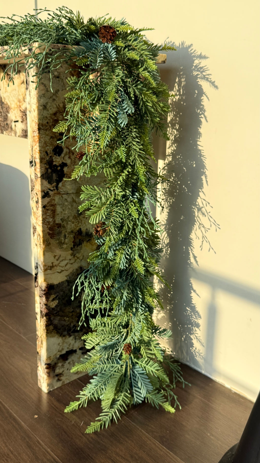 Guía de pino con 3 follaje tacto real