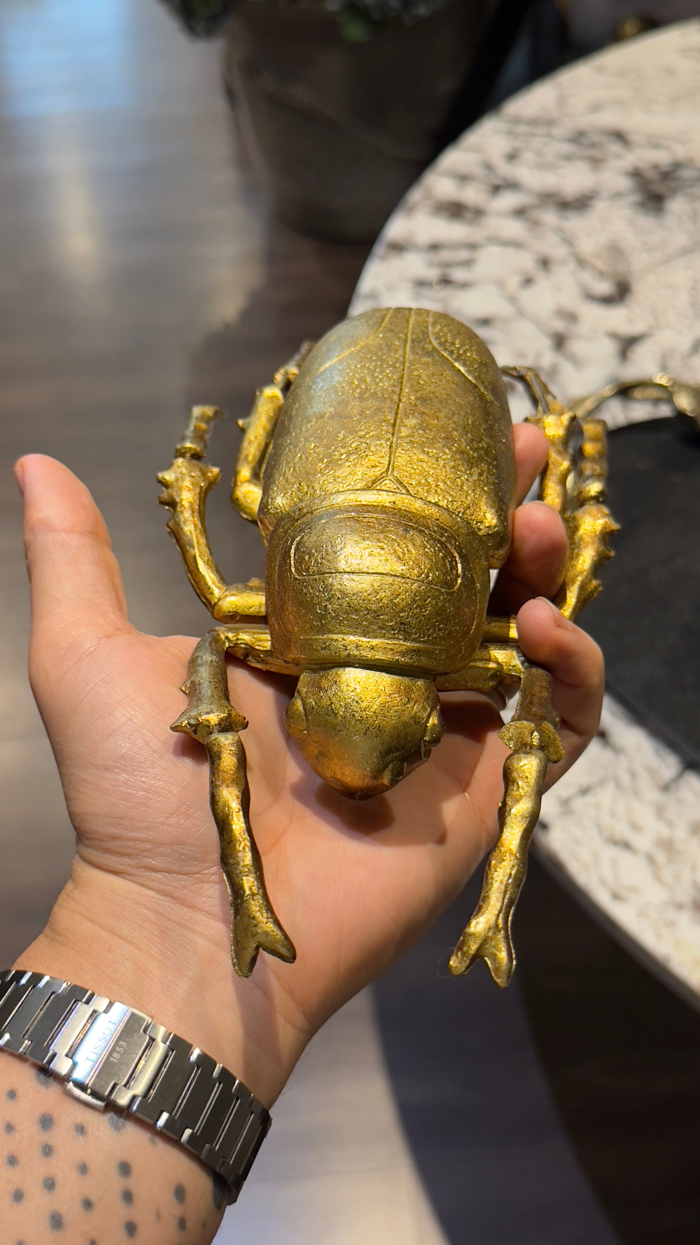 DECORACIÓN CON FORMA DE ESCARABAJO EN RESINA ACABADO DORADO I