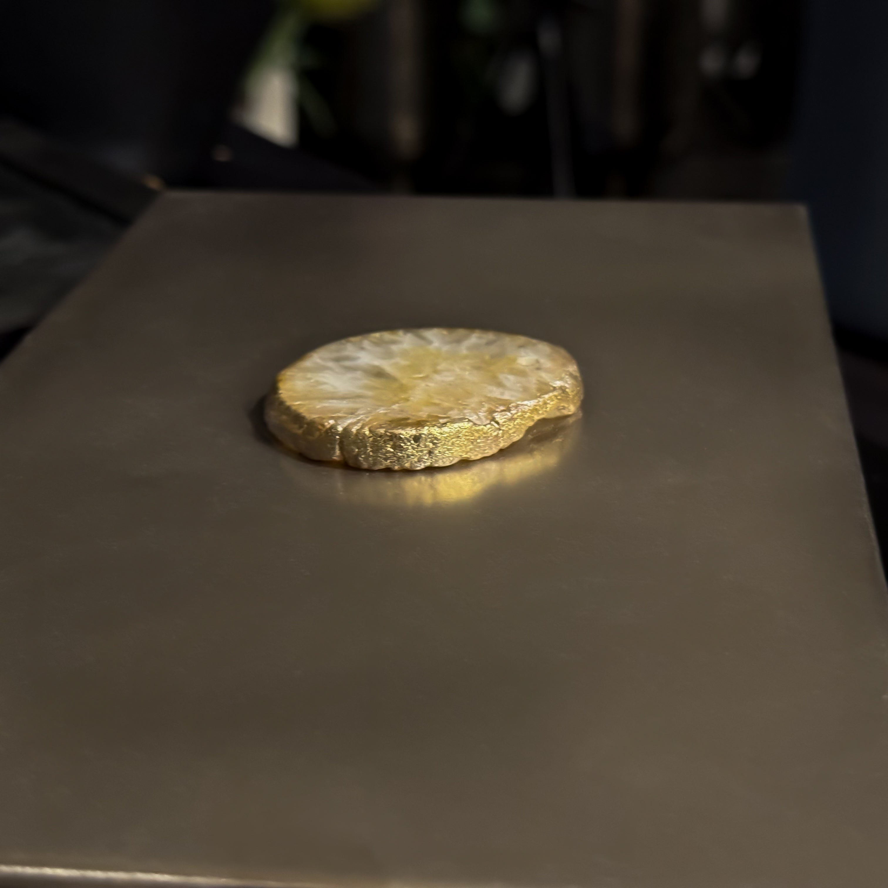 CAJA DE MADERA CON TAPA PLATEADA, DETALLE CON PIEDRA