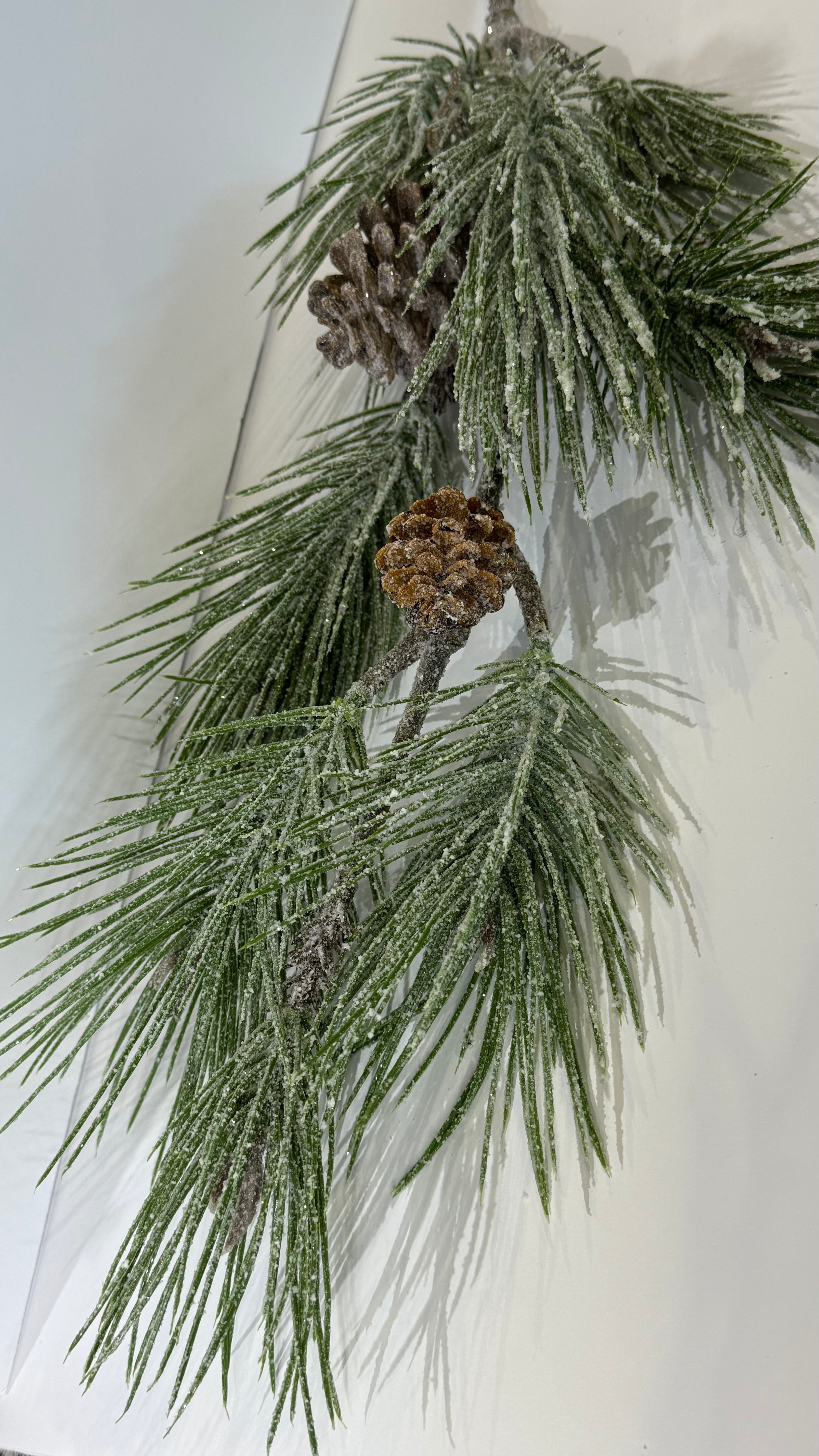 Rama de pino con piña jumbo