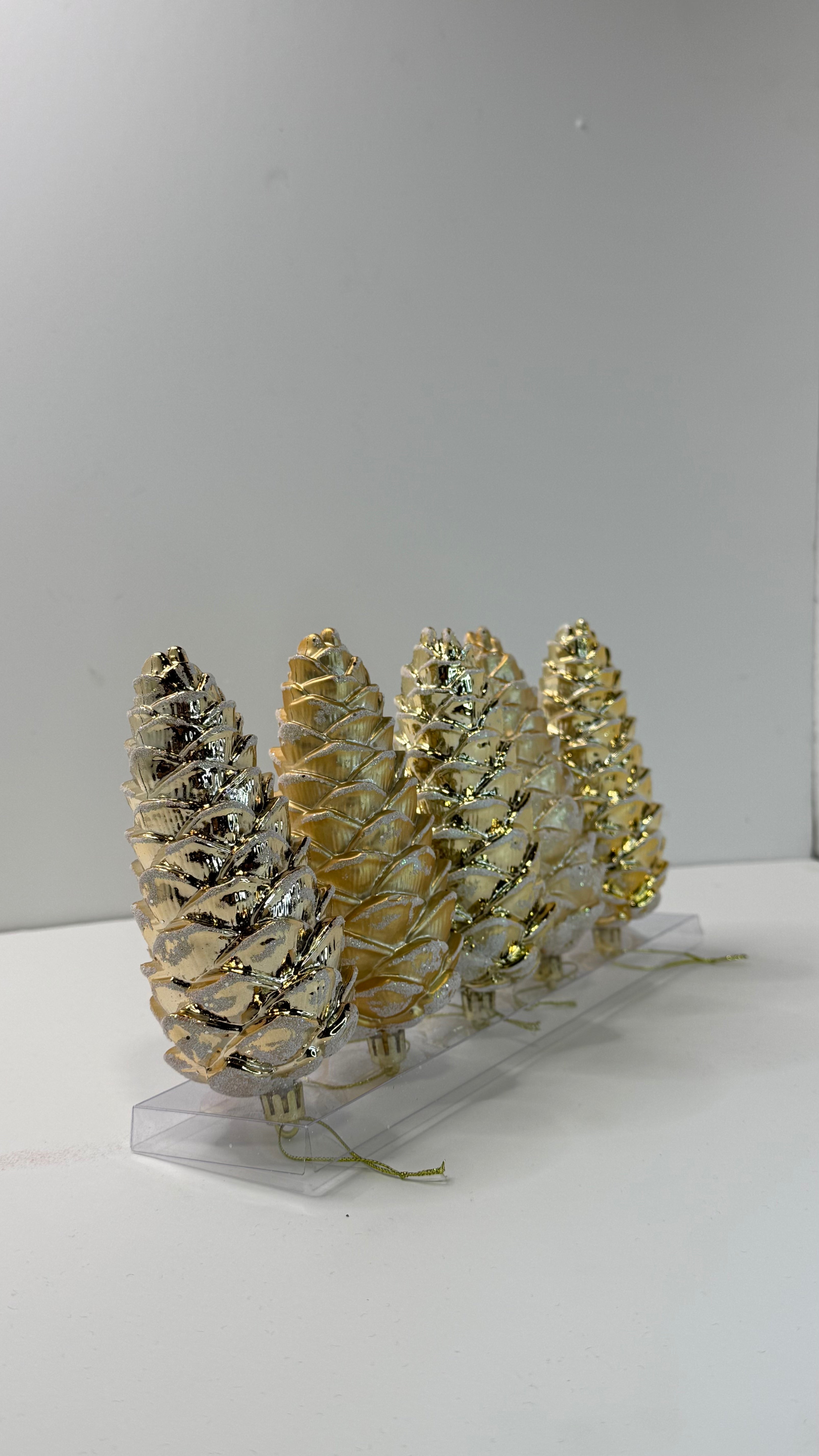 set de  4 piñas doradas 8cm