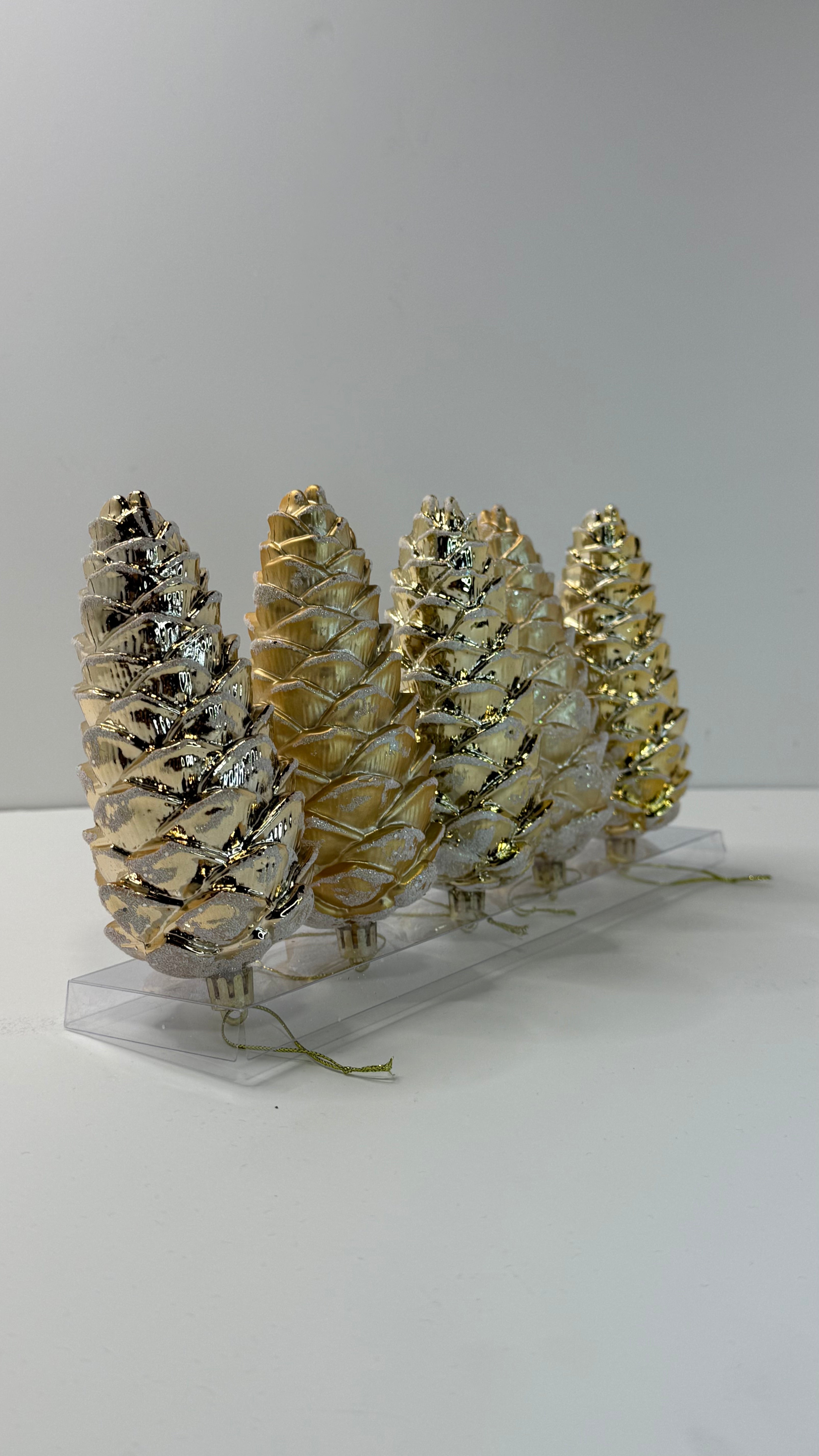 set de  4 piñas doradas 8cm