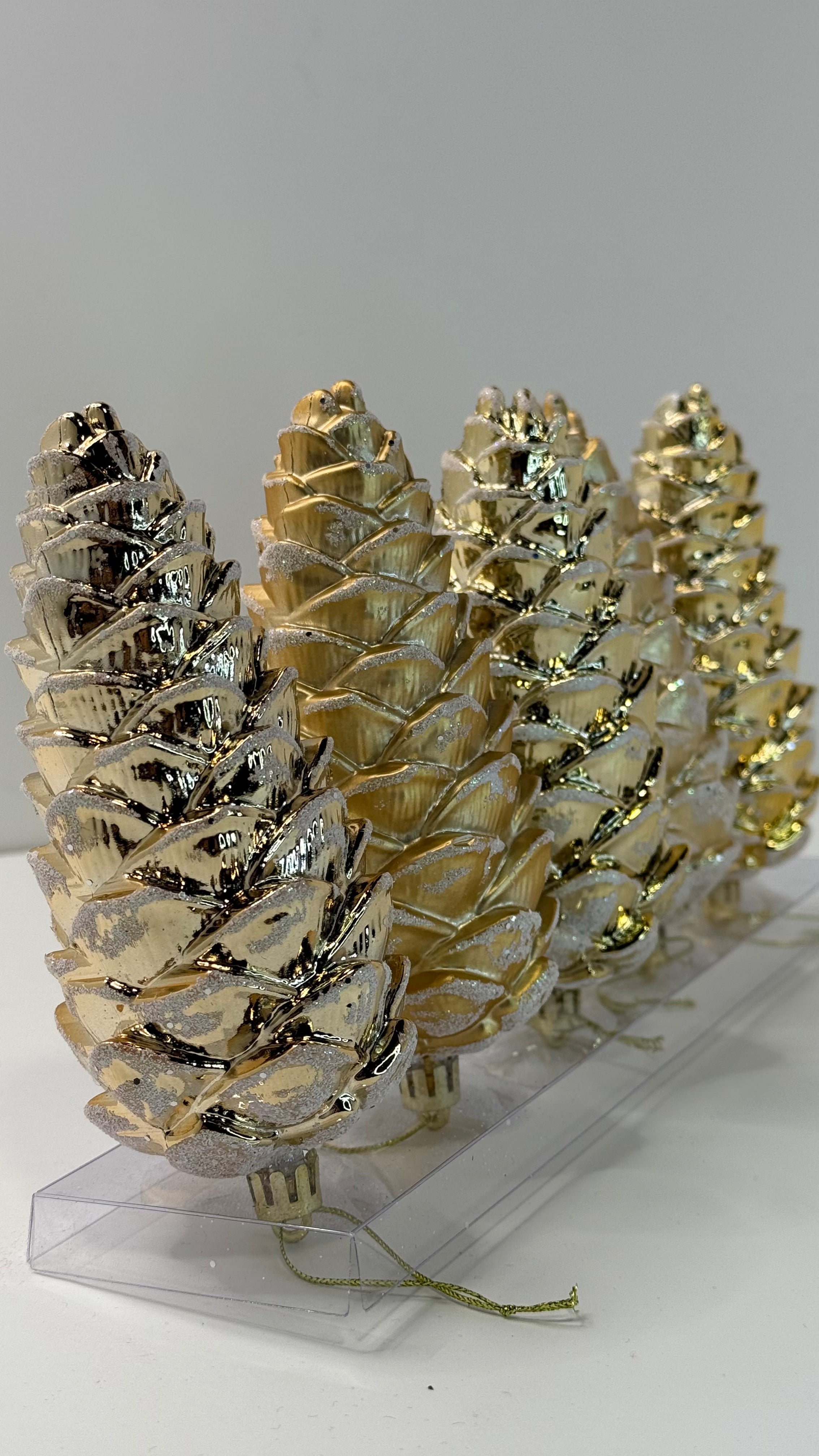 set de  4 piñas doradas 8cm